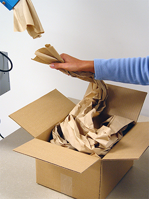 remplissage de boites en carton avec du papier kraft et la machine fillpak