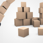 homme portant des cartons